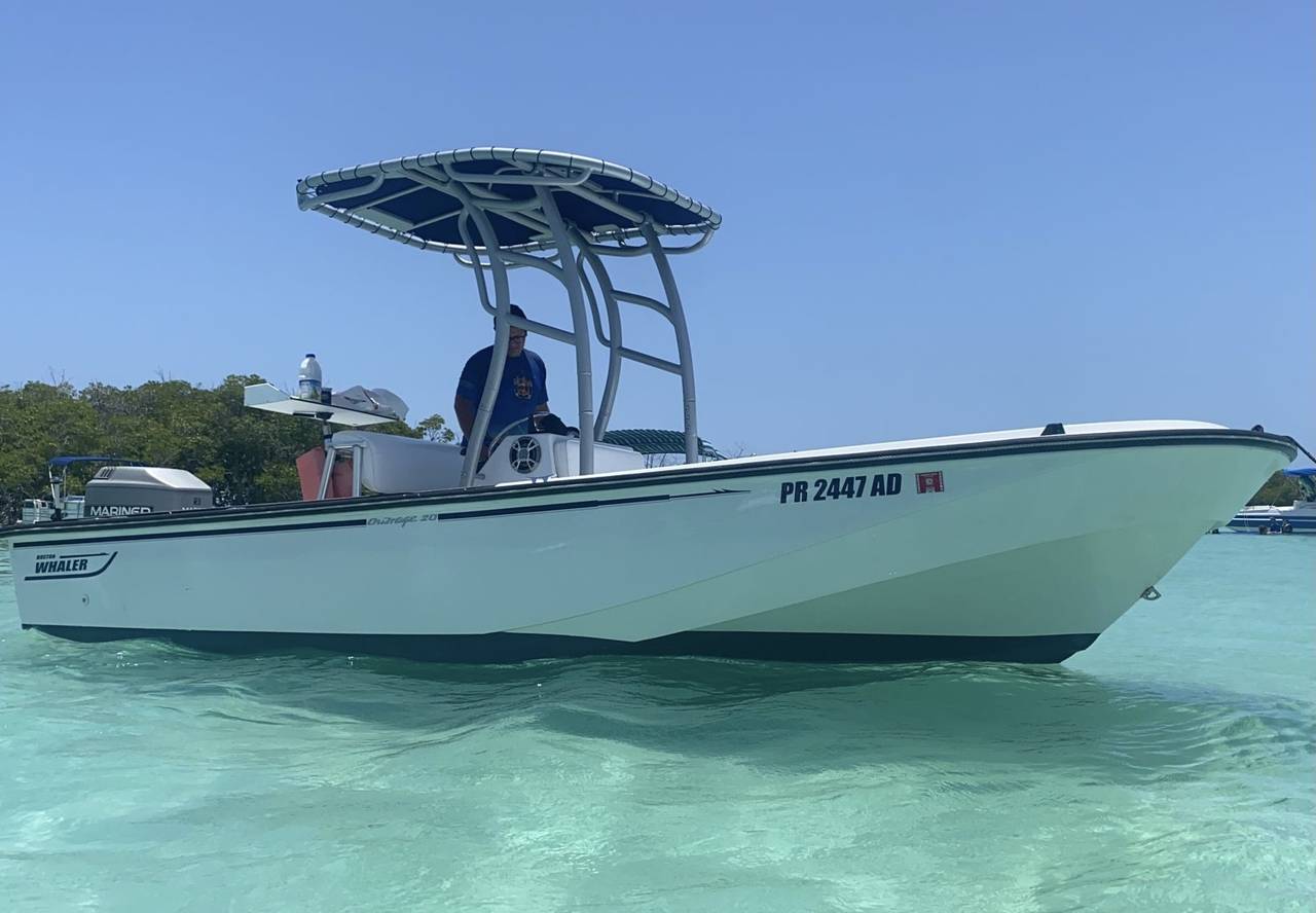 1981 Boston Whaler Outrage 20ft with a SG900 boat t-top