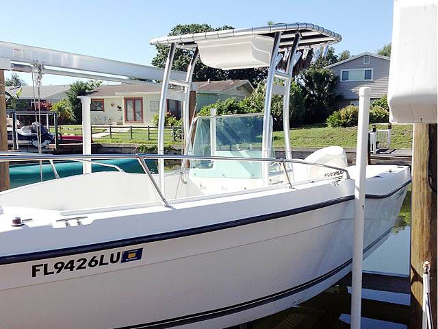2000 Sea Swirl Stripper 21'
