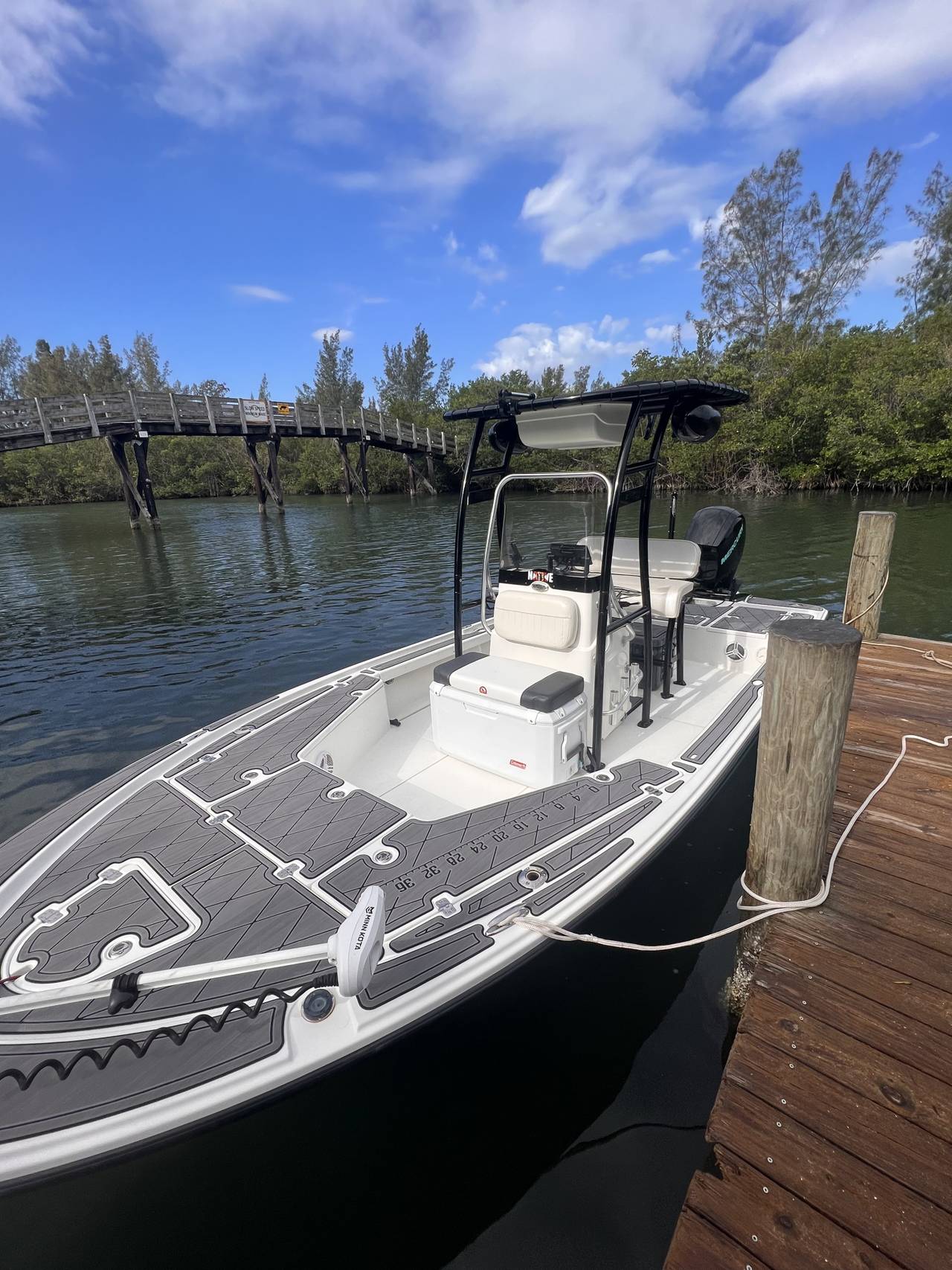 2014 Mako 21lts with a boat t-top, photo 2 of 6