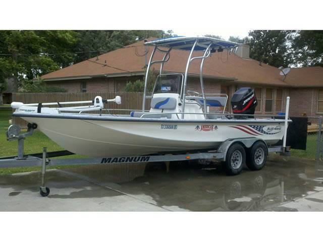 2007 Blue Wave Super Tunnel 22' with a SG600 boat t-top