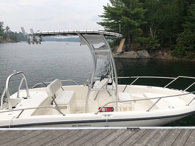 2011 Boston Whaler Dauntless 18' with a SG300 boat t-top, photo 2 of 3