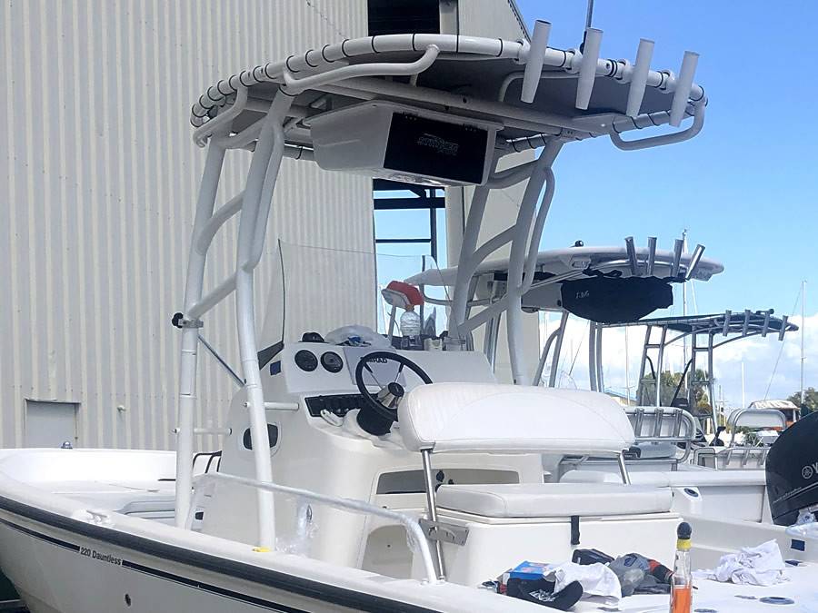 2007 Boston Whaler Dauntless 220 with a SG900 boat t-top, photo 2 of 8