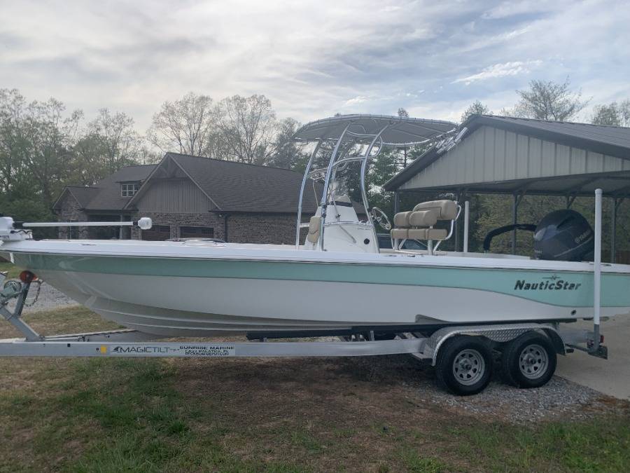 2020 Nauticstar 249 Bay with a SG600 boat t-top, photo 2 of 4