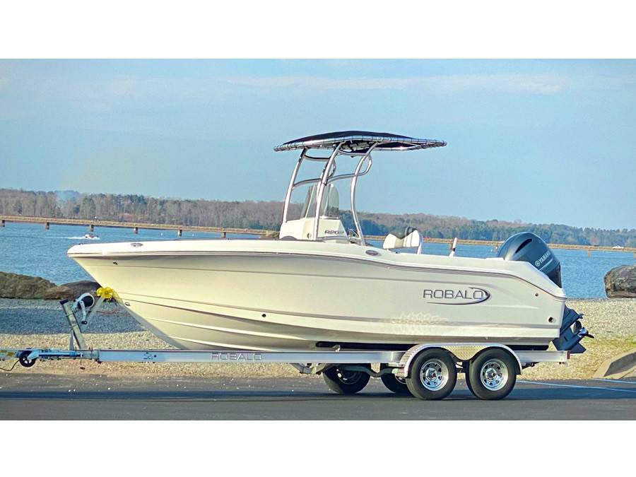 2021 Robalo R202 Explorer with a SG600 boat t-top, photo 2 of 5